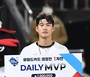 [포토]결정적 3타점 2루타 KT 배정대, 와일드카드 결정전 데일리 MVP