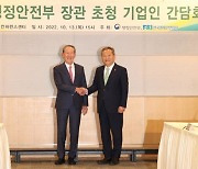 이상민 장관 만난 허창수 전경련 회장 "지방규제 혁신 컨트롤타워 해달라"