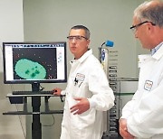 mRNA 기술 주도권 쥔 모더나.."암·희귀질환서 인류 구할 것"