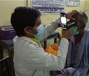 "검안기로 탈바꿈한 중고 갤럭시폰" 인도인 눈 건강관리