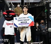 MVP 수상한 배정대[스경포토]