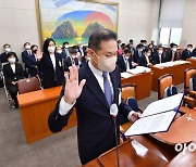 [포토]선서하는 김경훈 구글코리아 사장-김진아 메타코리아 대표