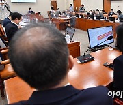 [포토]윤창현 의원 질의 자료 바라보는 김경훈 구글코리아-김진아 메타코리아 대표