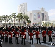 서울 도심에서 공연하는 영국 군악대