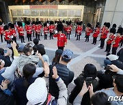 영국 군악대가 왔다 '관심 집중'