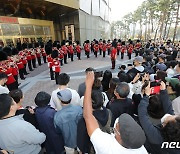 영국 군악대 공연 즐기는 시민들