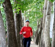 "매일 20km, 주말엔 70km는 달려야..'인생 3막' 아내와 여행하며 질주"[양종구의 100세 시대 건강법]