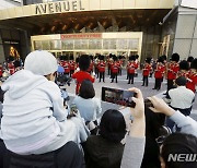 롯데월드타워 앞서 열린 영국 근위대 군악대 연주