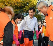 [포토] 이불 빨래 봉사하는 이기재 양천구청장