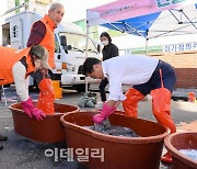 [포토] 이기재 양천구청장, '봉사는 즐거워~'