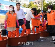 [포토] 이기재 양천구청장, '희망 나눔 세탁소' 봉사