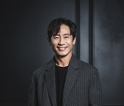 '욘더' 신하균 "이준익 감독님, 유쾌하신 분..또 작업하고파" (인터뷰)