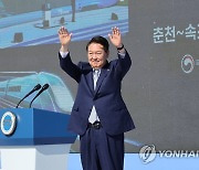 인사하는 윤석열 대통령