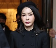 "행커치프라니" 尹, 英 여왕 장례식 참석에 억측 난무..왜?