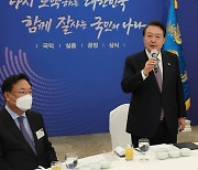 윤대통령, 여당 원외위원장들과 오찬.."반국가 세력과는 협치 불가"