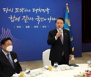 "동지들! 이런 날 소주 한잔 해야 하는데" 尹, 與 원외위원장 오찬서 노고 치하