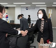 송란희 한국여성의전화 대표와 인사하는 김현숙 장관