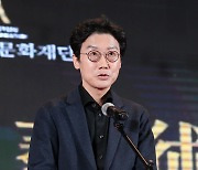 [E포토] '오징어게임' 황동혁 감독, '시상자로 참석해요'