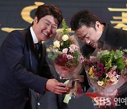 [E포토] 마동석, '송강호 선배의 축하 받으며'