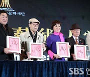 [E포토] '아름다운예술인상' 수상자들의 핸드프린팅