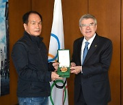 In a first for Korea, sports photographer Kim Min-jae receives Pierre de Coubertin medal