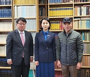 Seoul's North Korea human rights envoy speaks with Lee Dae-jun family