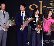 윤태영-송강호-황신혜-최명길 '영화예술인상 수상 축하 꽃다발 [포토]