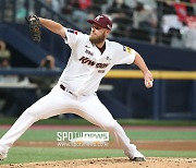 KBO 첫 구원등판..'4일 휴식' 요키시가 보여준 투혼