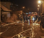 러시아 전투기, 이번엔 민간주택에 추락..조종사 2명 숨져