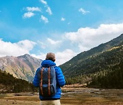 홀로 떠난 여행, 스치는 인연의 긴 여운 [아침을 열며]