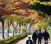 '붉은색 물들어가는 전주'