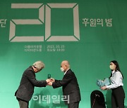 [포토]승효상 건축가 '20주년 공로 부문' 수상