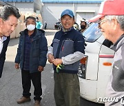 산물벼 수매현장서 농민과 인사하는 김장호 구미시장