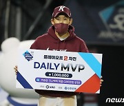 [PO2] 데일리 MVP 이용규 "후배들 보기에 떳떳한 선배가 돼 기뻐"