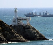 부산 오륙도 앞바다 지나는 파키스탄 해군 군수지원함