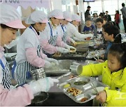 "폐암검진 확대, 인력증원"..경남교육청 급식노동자 근무환경 개선