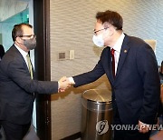 엘살바도르 보건부 차관과 악수하는 조규홍 장관