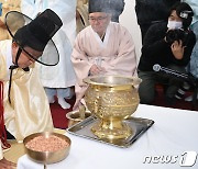 박정희대통령 43주기 추모제서 초헌관 집례하는 김장호 구미시장