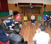 강기정 광주시장, 지역 유일 초등 女축구부 방문 '정책소풍' 전개