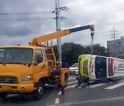 위급 환자 태우고 달리던 구급차, 1t 트럭과 충돌…환자 사망