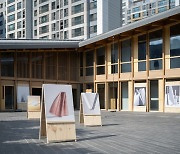 Contemporary art harmonizes with hanok at two Seoul exhibitions