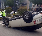 부산서 3중 추돌에 이어 차량 전복…2명 경상