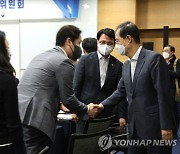 청년정책조정위 전체회의 참석하는 한덕수 총리