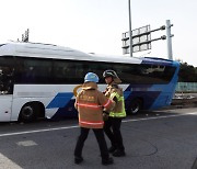 영동고속도서 수학여행 버스 가드레일 충돌…초등생 7명 경상