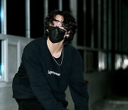 [포토] BTS 정국, '다소곳이 배낭 올리며'