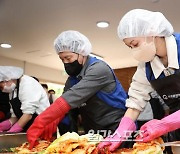 [포토] 김소연, 최상대 2차관, '예사롭지 않은 김장 담그기'