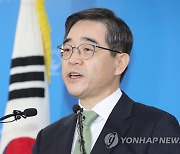 권순일 前대법관 변호사 등록 신청…변협 "자진 철회" 요구