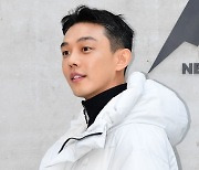 [TEN 포토] 유아인 '샤프한 옆선'