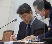 [포토]인사청문회, '답변 준비하는 이주호'