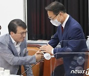 [국감]김의겸 의원과 인사하는 조해진 정보위원장